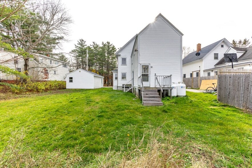 Building Photo - 83 Richardson St