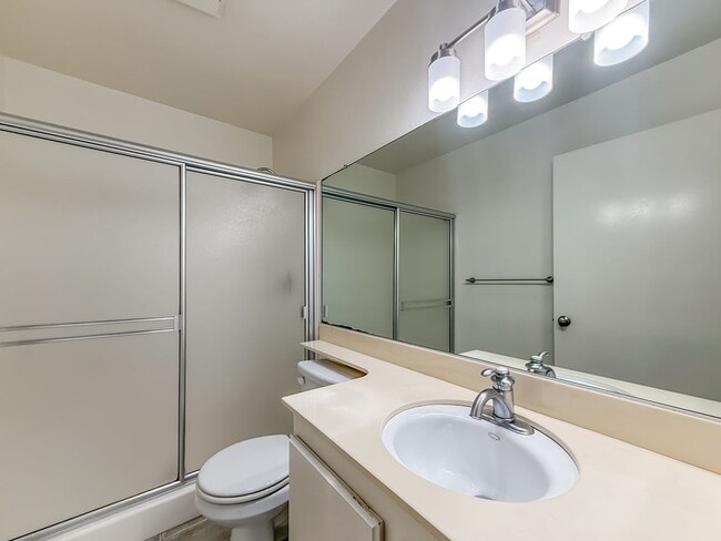 Building Photo - Nice 2B/2BA w/ Private Patio, A/C, Washer/...