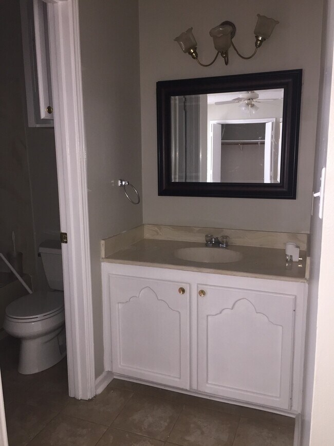 Building Photo - CUTE 3 BEDROOM 2 BATH! WITH A LARGE BACK YARD!