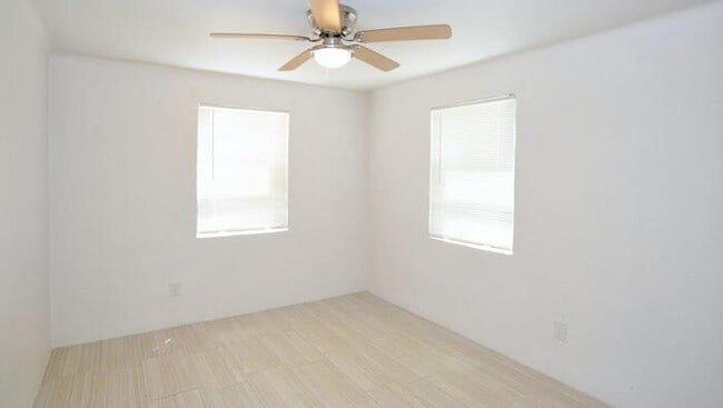 Building Photo - Cntrally Located 4 bedroom home