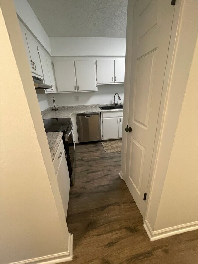 Building Photo - Awesome 2 Bedroom Condo Near the River!