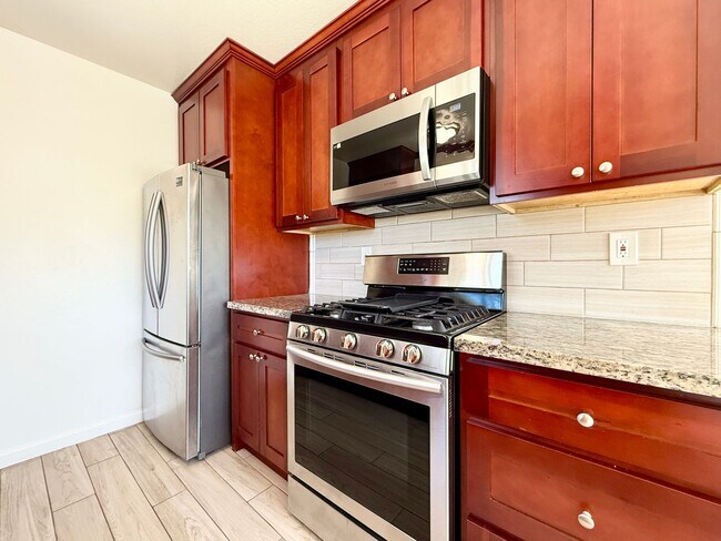 Building Photo - Refreshed 2 Bed/1-Bath Duplex Near Beach & Trails in Fairway Park