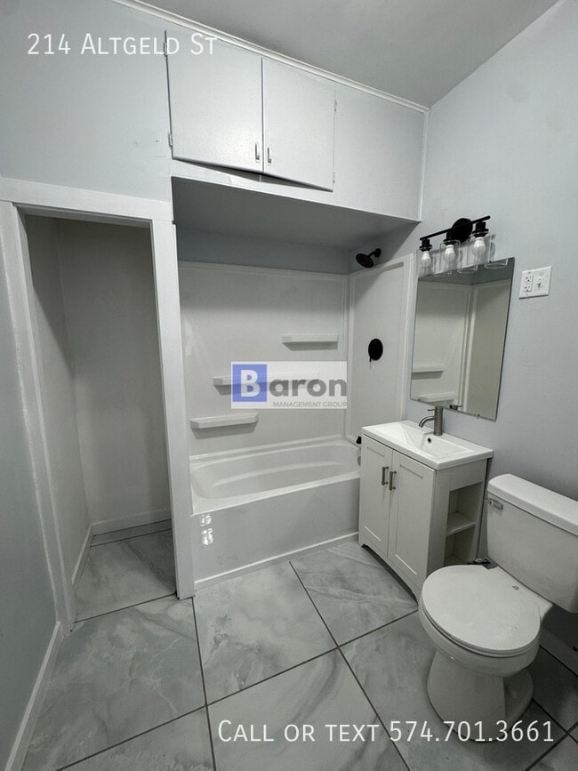 Building Photo - 214 Altgeld St