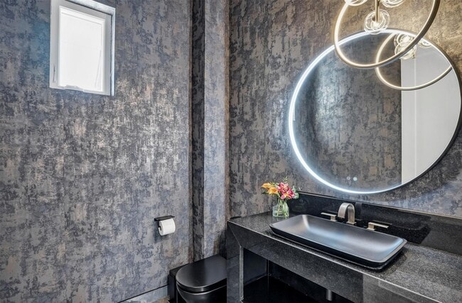 Building Photo - 7533 Royal Pl