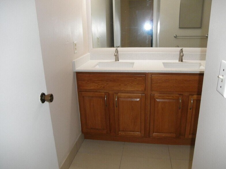 Building Photo - 4950 Cherry Rd