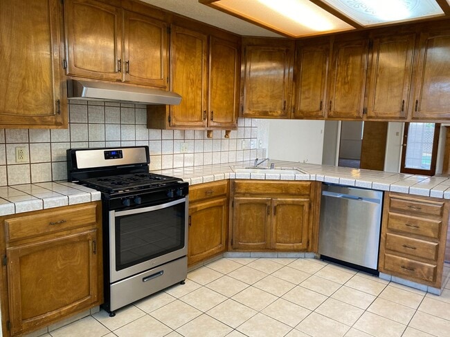 Building Photo - REDUCED!!  3 Bedroom 2 Bath with POOL!