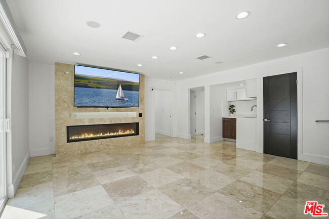 Building Photo - 16544 Park Ln Dr
