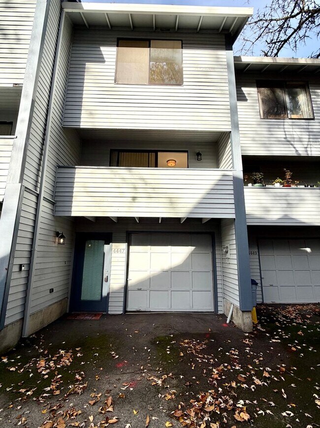 Building Photo - **NEW PHOTOS**TWO WEEKS FREE RENT** Updated Townhouse in the Heart of Garden Home~ New LVP Floori...
