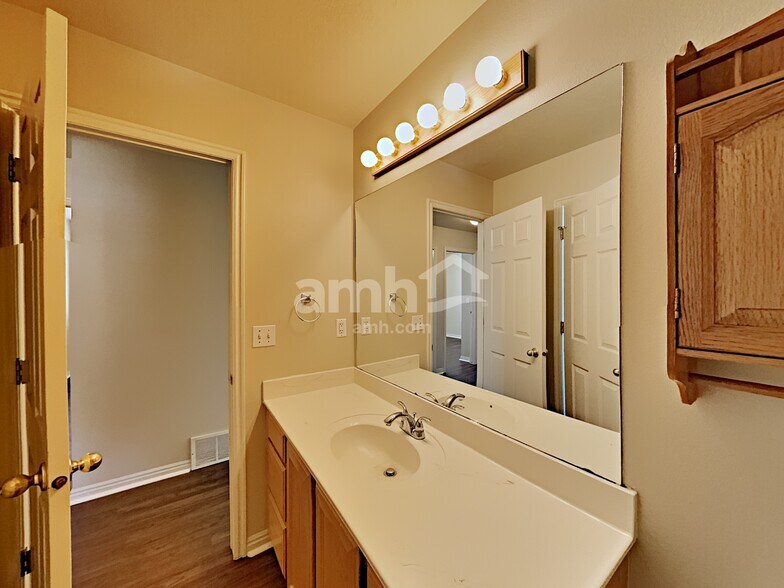 Building Photo - 1365 E 150 S