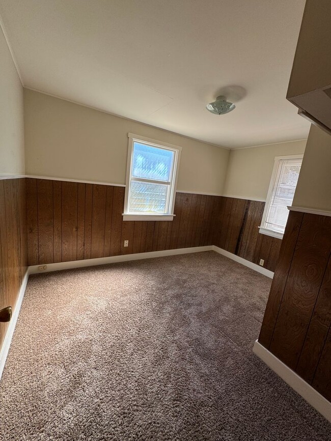 Building Photo - 3 Bedroom home SE Roseburg home