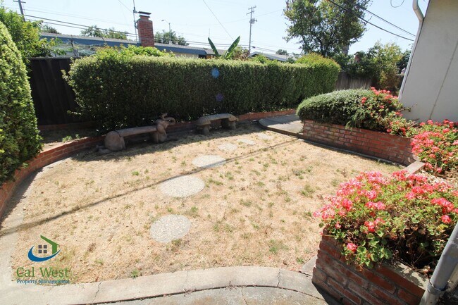 Building Photo - 126 Calado Ave