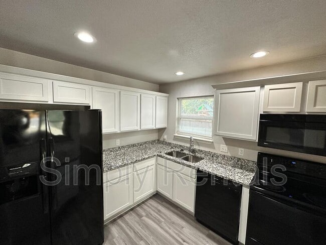 Building Photo - 1310 Sabine St