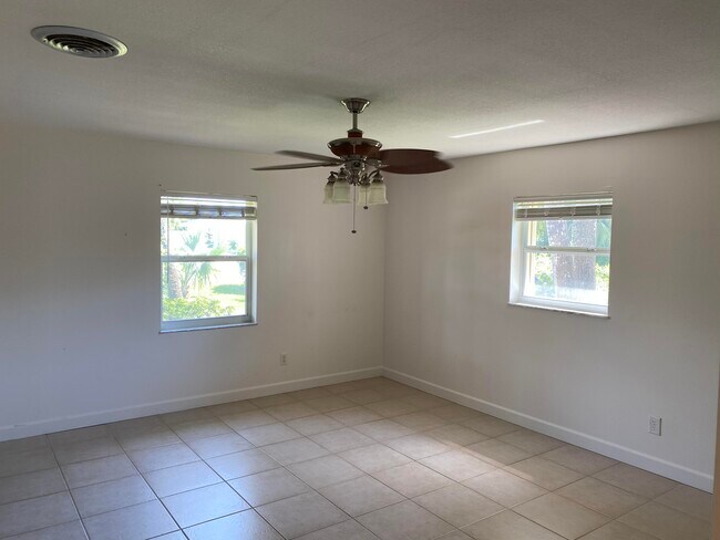 Building Photo - 956 Tulip Ln