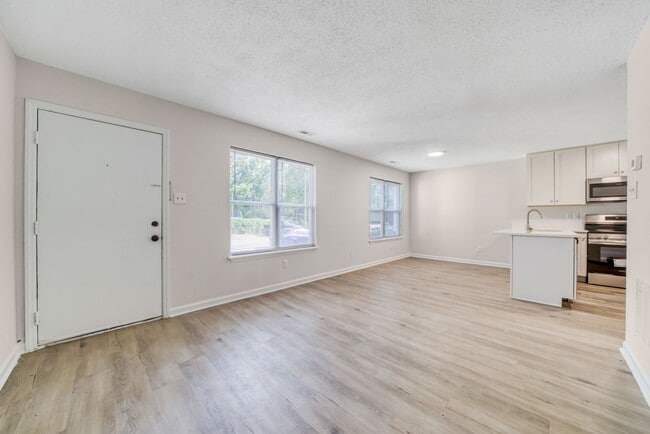 Building Photo - 375 Railroad St