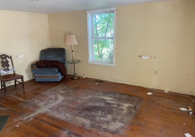 Building Photo - Now Available!  In Town! - $390 Month / $800 Down