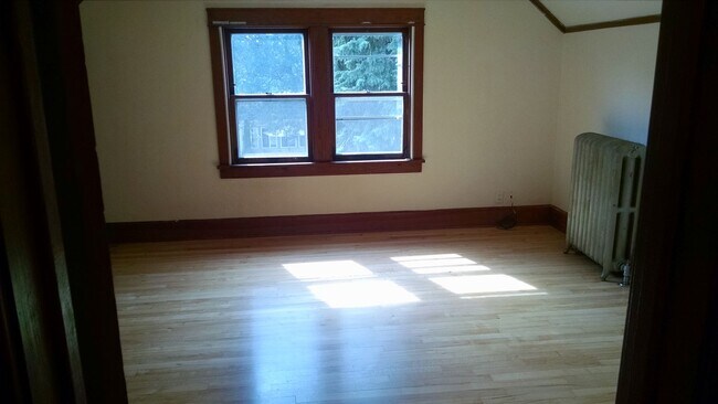 Building Photo - 4BR Home Near Olbrich Gardens & Garver Feed Mill