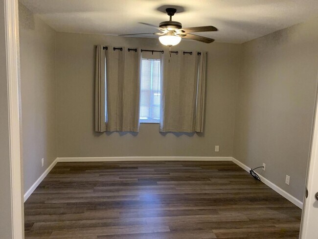 Building Photo - 1548 SE Royal Green Cir