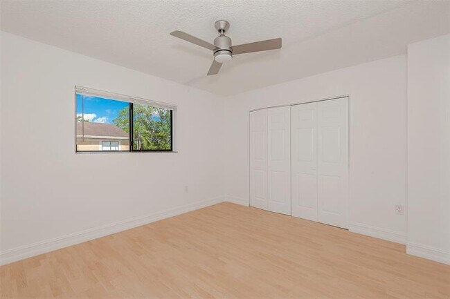 Building Photo - 9481 Palm Cir