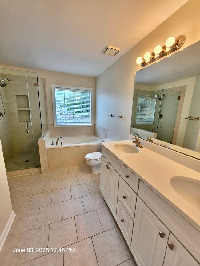 Building Photo - Thoughtfully updated 3 bedroom in Summervi...