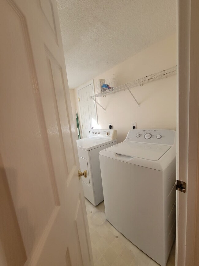 Building Photo - 305 Humble Rd