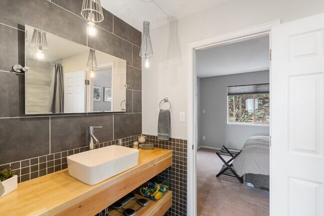 Building Photo - "Charming 3-Bed, 2-Bath Retreat Evergreen'...