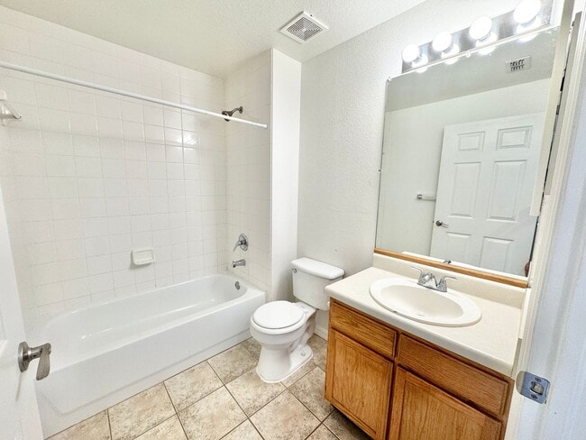 Building Photo - ** FAIRWAY PRESERVE ** 2 BED / 2 BATH CONDO - PET OK! - NORTH NAPLES - ANNUAL RENTAL