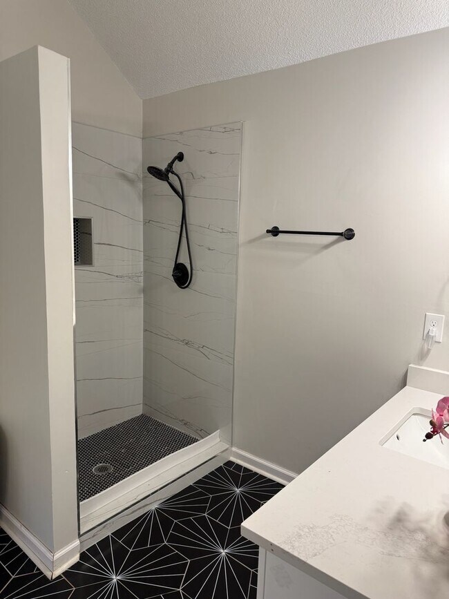 Building Photo - Beautifully Updated 4-Bedroom Home in Pool...