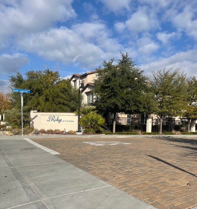 Building Photo - Lacroix Ave