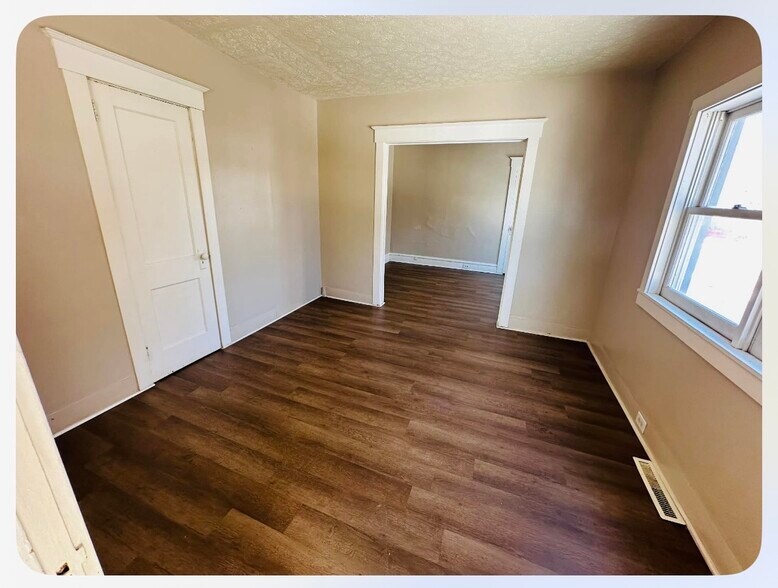 Building Photo - 345 1/2 Chemung St