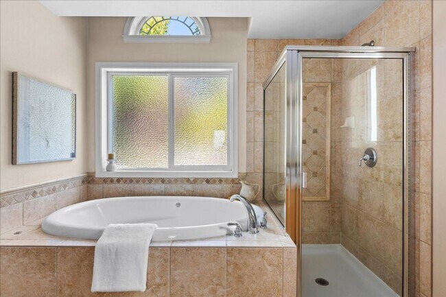 Building Photo - 5Bd/3.5Ba Shoreline House