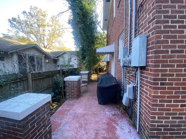 Building Photo - 2712 Preston St. Unit 1/2- UPSTAIRS/PRE-LEASE AVAILABLE FOR 2026-2027 SCHOOL YEAR