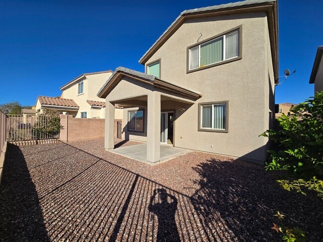 Building Photo - An Amazing 3 Bedroom, 2 Story Home in Silverstone Ranch.