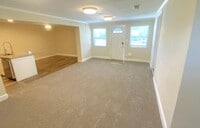 Building Photo - 4590 Colonial Ave