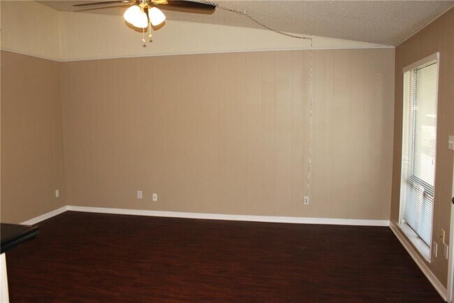 Building Photo - 606 W 51st St