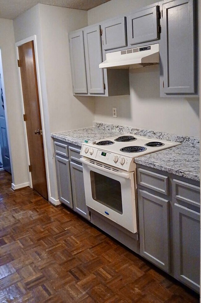 Building Photo - Spacious 2BR 2BA townhome in Village Creek!