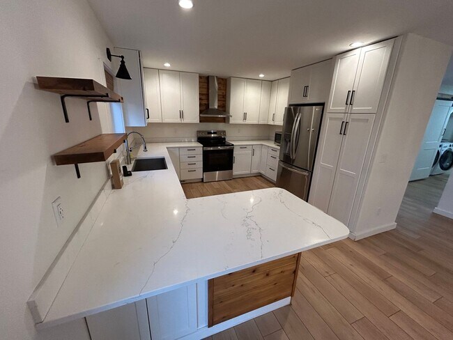 Building Photo - 4 bedroom, 2.5 Bath In Carlton- Great Location!