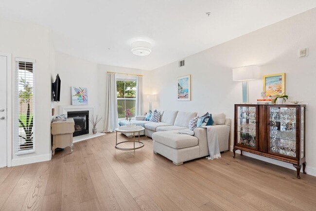 Building Photo - Luxury condo in Natomas!