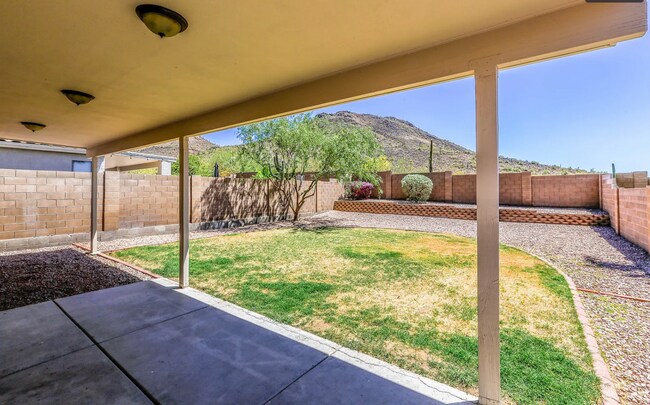 Building Photo - Three bed and two /half bath North Phoenix
