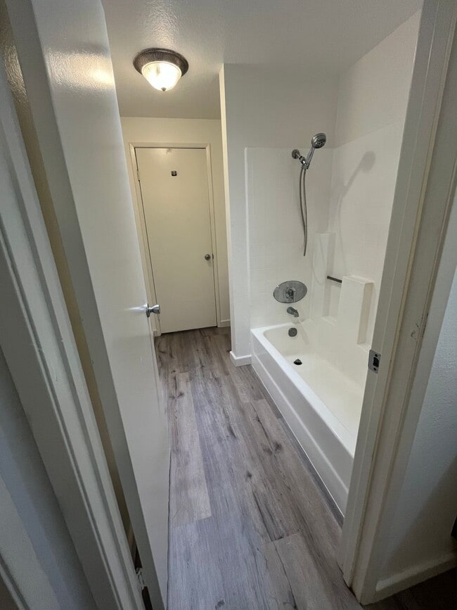 Building Photo - Camelot Community Downstairs 2 Bedroom Con...