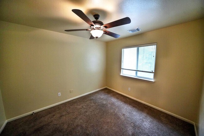 Building Photo - Beautiful Rental now available in Thistle Creek (Schertz) - 5 Bedrooms! Realtor Commission: $750
