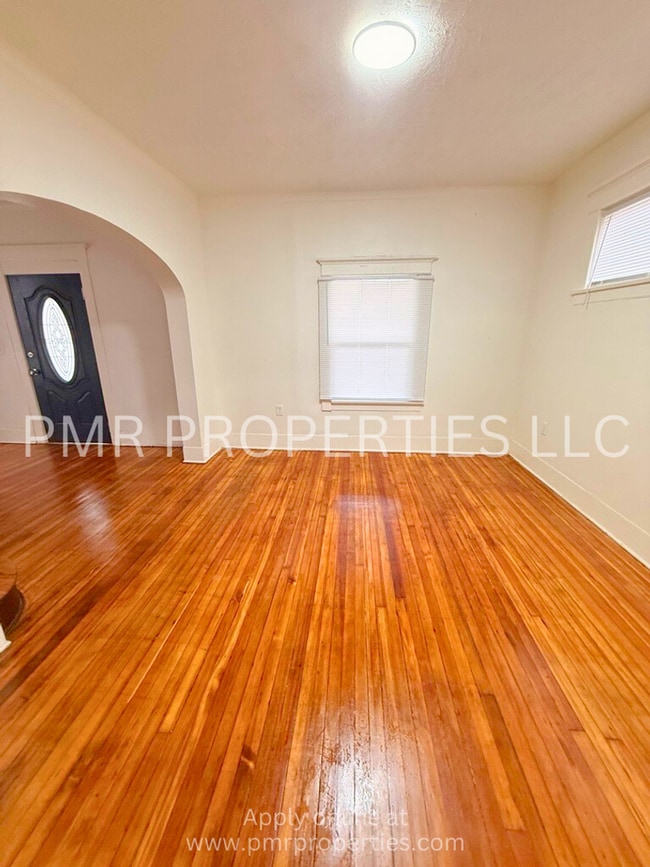 Building Photo - 3 Bedrooms / 1 Bathroom House