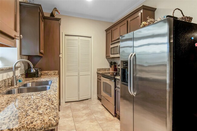 Building Photo - 7000 Seawall Blvd