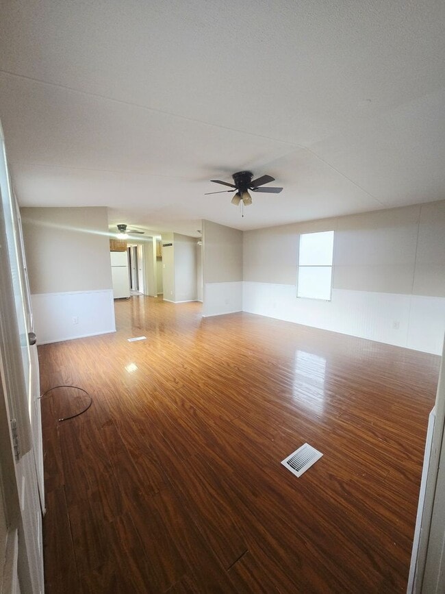 Building Photo - 3 bedroom, 2 bath Mobile Home in Yorktowne