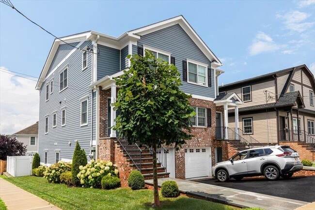 Building Photo - 111 Gainsborg Ave E