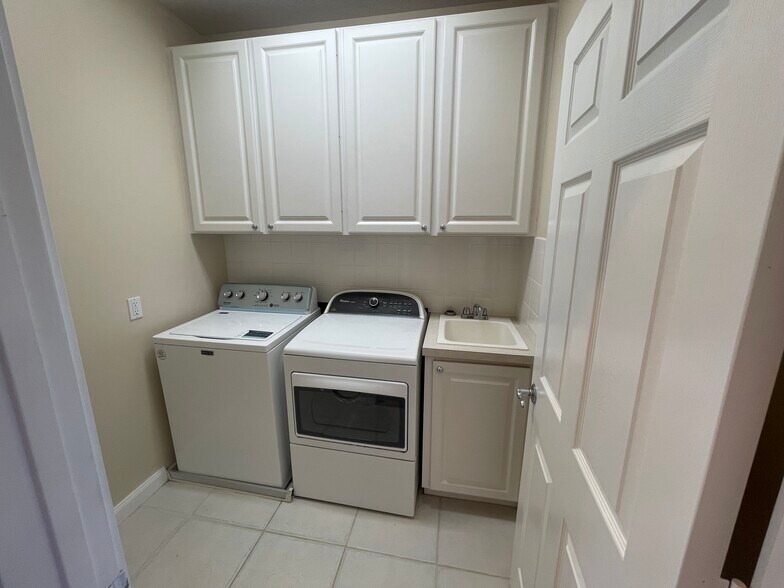 Building Photo - 7604 Andora Dr