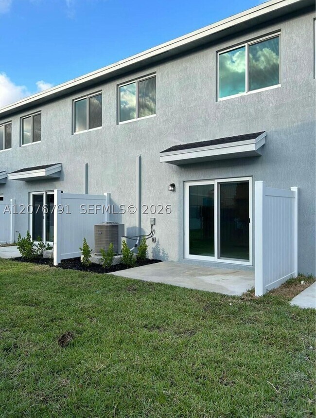 Building Photo - 446 11th Ave