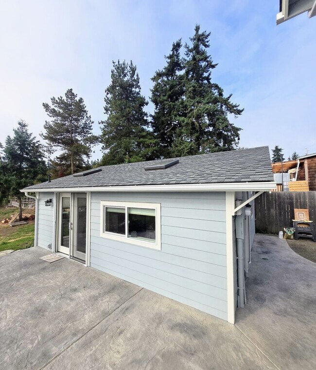 Building Photo - Newly Remodeled 2 Bedroom Home & ADU For R...