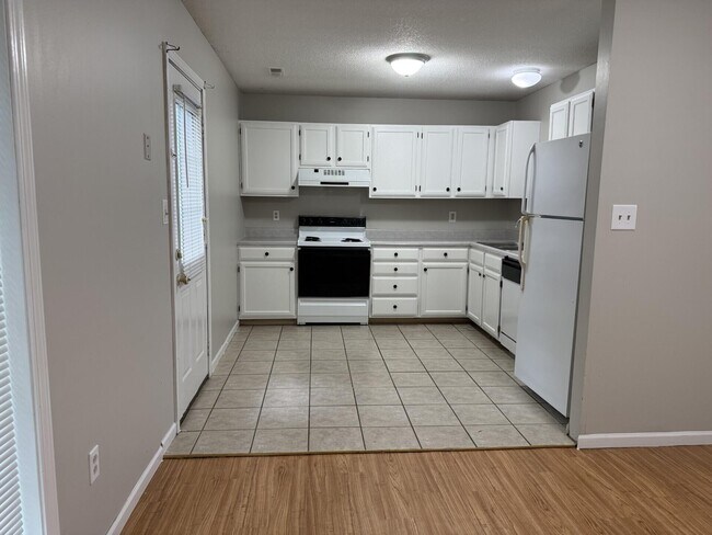 Building Photo - 2105 Live Oak Ln
