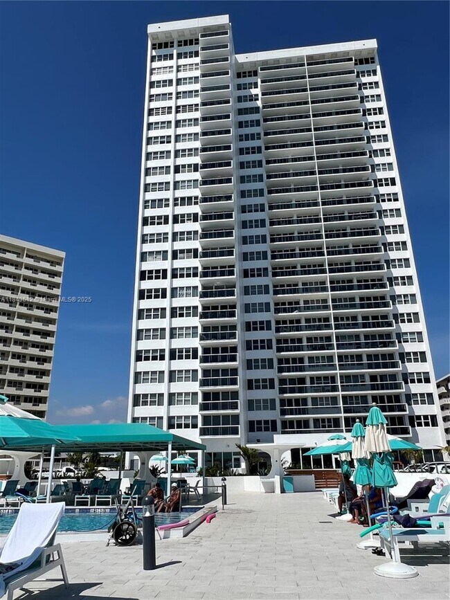 Building Photo - 3140 S Ocean Dr