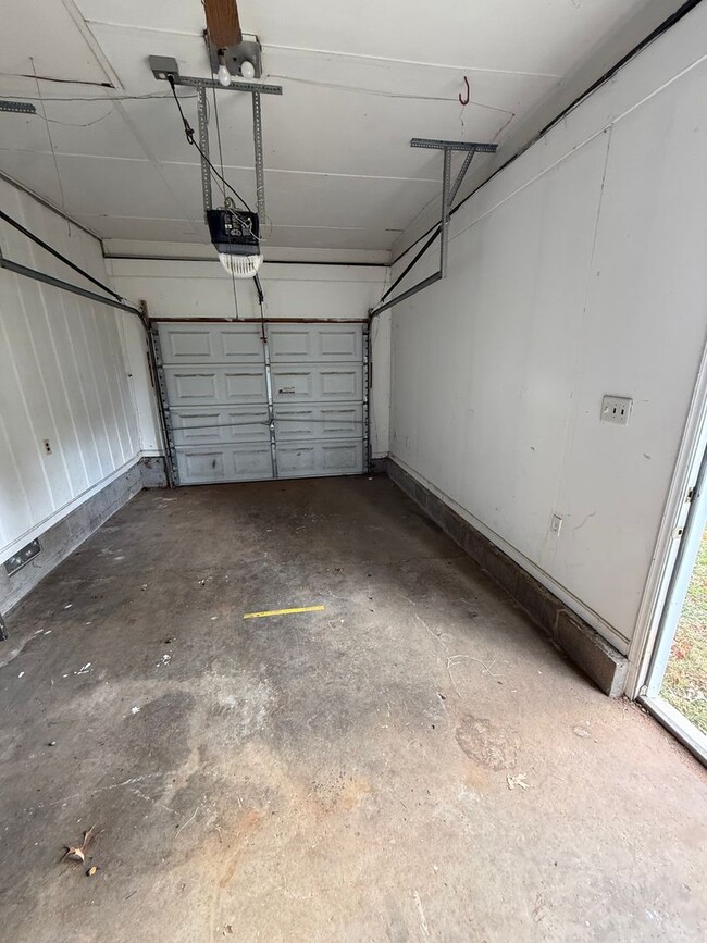 Building Photo - Charming 3-Bed / 2-Bath Home in Muscle Shoals